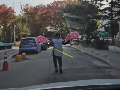 어느 주차장에서 만난 아지매