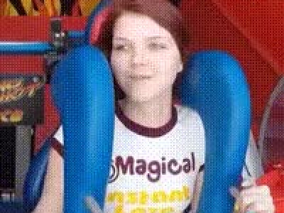 놀이기구 타다가 기절한 여자.gif