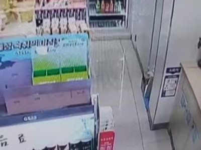 편의점 첫 날부터 스펙타클하네