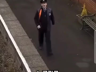 편견 따윈 없는 영국 역무원