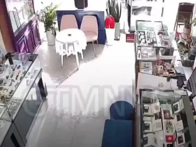 금은방 순찰 중 발견한...mp4