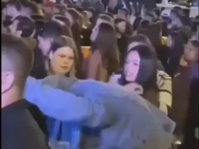 공공장소 상의탈의 노출사건.mp4