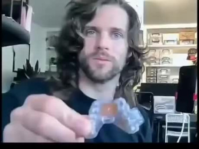 휴대폰을 쓰는 동안은 밥을 못먹음