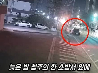 소방서 앞에 수상한 박스를 두고간 여성.gif