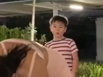 누나의 묘기에 감탄하는 꼬마들