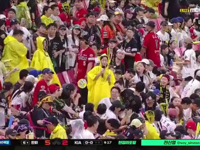 물 맞는 리포터 누나