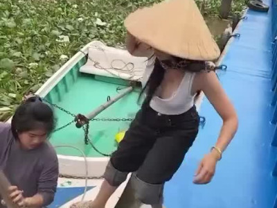 ㅇㅎ) 보트 타려다가 물에 빠져버린..