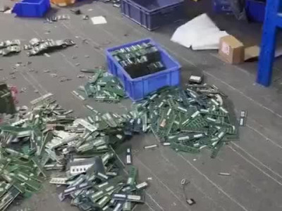 중국 메모리 가격 급락으로 재고처리못해서 패닉상태 .jpgif