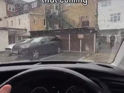 여보, 믿기지 않겠지만 누가 버리려던 걸 얻어왔어.