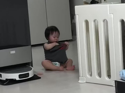 엄마가 하는 행동 따라하는 아이