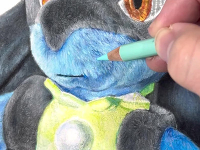 뭐야 왜 인형에 낙서를 하지...