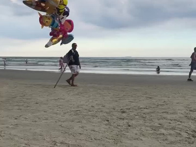 브라질 해변에서 풍선파는 사람