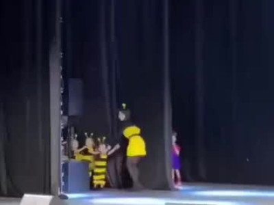 학예회에서 아이들 리드하는 교사.mp4