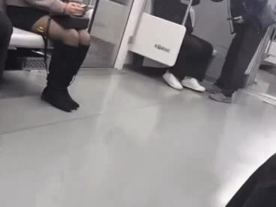 지하철에서 노인 밀치는 20대 남성