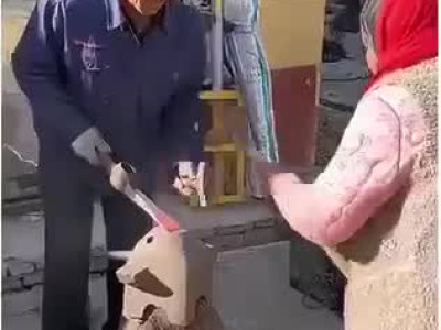 노부부가 대장간에서 삽 만드는 소리.mp4