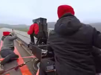 시속 80으로 달리는 트럭에서 뒤로 시속 80으로 사람 발사하기