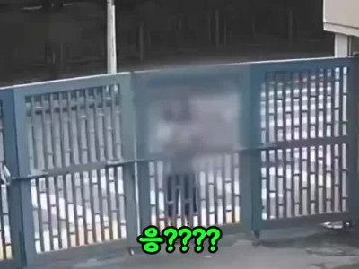 교문에 깔려서 숨진 경비원