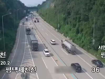 고속도로 무리한 진입로 차선변경 중 사고 발생.mp4