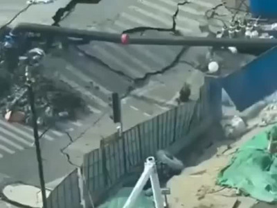 중국 상하이 지하철 공사중 대형싱크홀 ㅎㄷㄷ