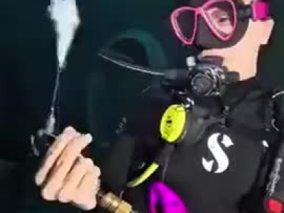 깊은 수심에서 공에 바람 넣고 물 위로 올리기