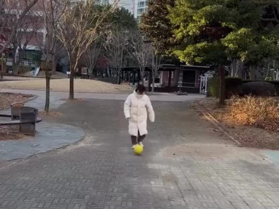 아이들한테 축구 기술 보여주는 엄마