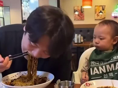 짜장면을 잘먹는 아빠가 기특한 딸