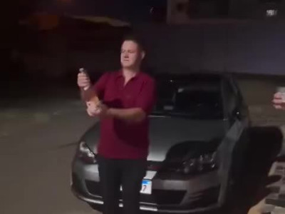 신차 기념 샴페인 터트리다 인생샷 찍은 남자.mp4