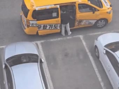 막내를 챙기는 누나와 형.gif