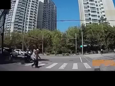 횡단보도 사람 지나가는데 클락션 울리는 뒷차