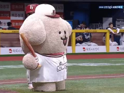 어제 KBO 시구 대참사 ㅋㅋ
