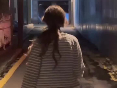 그저 강아지 산책시키는 여자 ㅓㅜㅑ