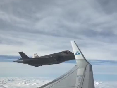 네덜란드 동계 올림픽 대표팀 귀국길을 호위하는 F-35 전투기