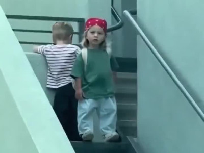 집에 놀러 온 이모를 발견한 아기들