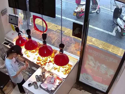 중국 치킨가게 CCTV에 찍힌 범죄 장면 ㄷㄷ