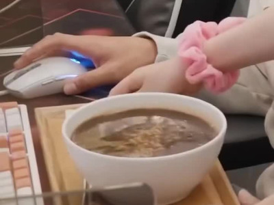 한강물 라면 들고온 PC방 알바녀