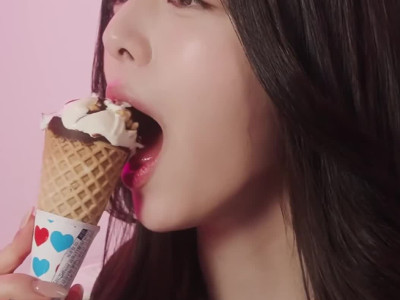 아이스크림 먹는 유나
