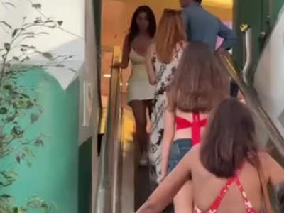 에스컬레이터 역주행하는 베네수엘라녀