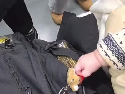 지하철에서 모르는 사람이 자꾸 내 인형 만짐