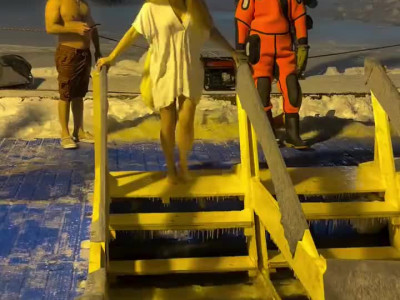 새해 러시아 정교회 얼음물 입수하는 누나.mp4