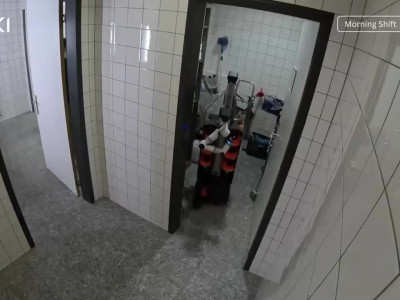 스위스의 공중화장실 청소 로봇 일머리