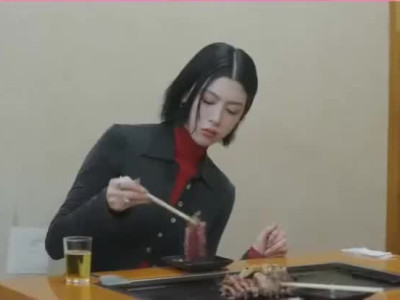 덜 익은 고기가 미심쩍은 일본 여배우
