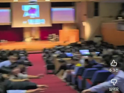 60대 할아버지에게 열광하는 중학생들