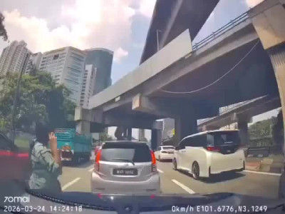 혐주의) 오토바이를 못 본 무단횡단녀의 최후