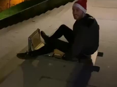 계단에서 썰매타는 싼타(?)