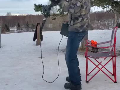 썰매 타기의 새로운 방법을 찾은 낚시꾼 아빠